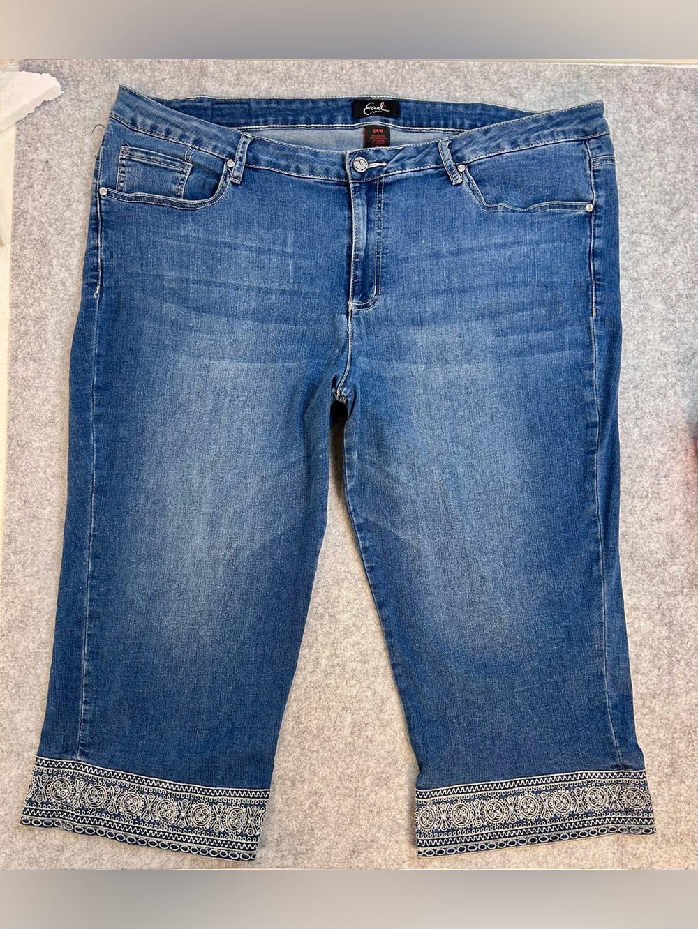 Earl Jeans Women’s Embroidered and Rhinestone Hem Capri Pants / 24W